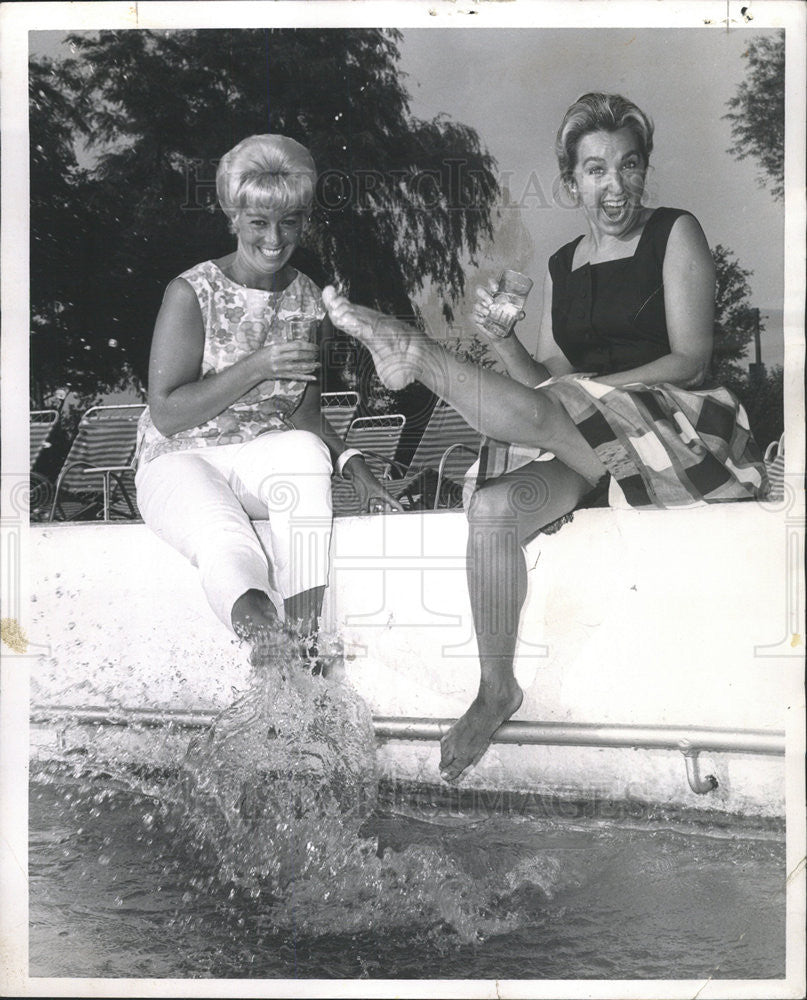 1961 Press Photo Mrs Charles Murphy &amp; Mrs Mildred Montroy at the Pool - Historic Images