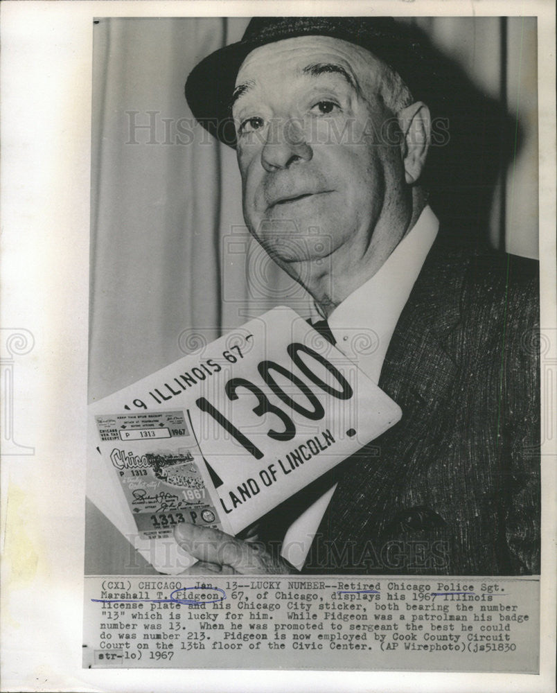 1967 Press Photo Retired Police Sgt. Marshall Pidgeon display his license plate - Historic Images