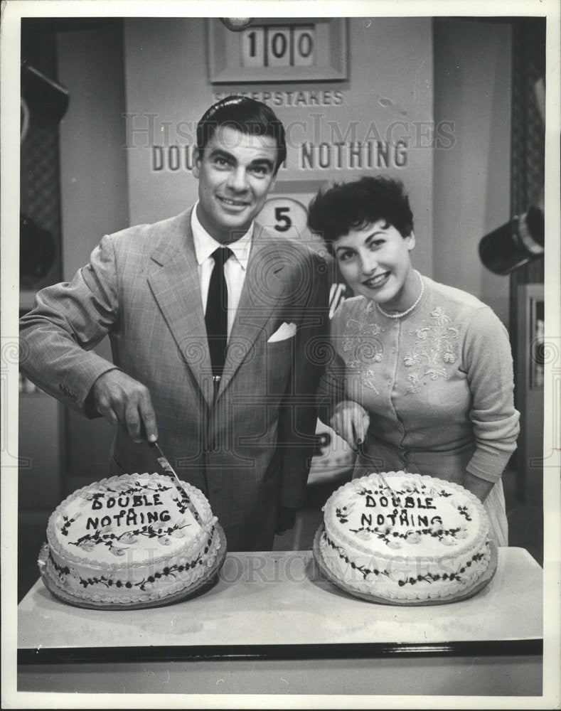 Couple cutting cakes - Historic Images