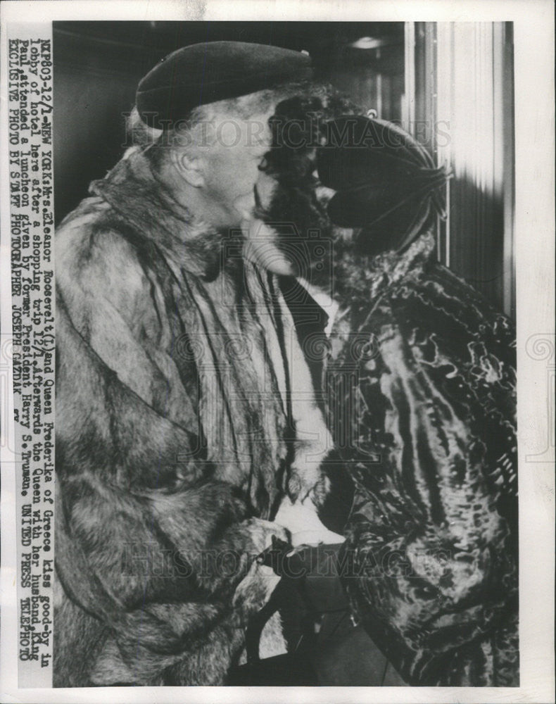 1953 Press Photo Queen Federicka and Mrs. Eleanor Roosvelt at the lobby of hotel - Historic Images