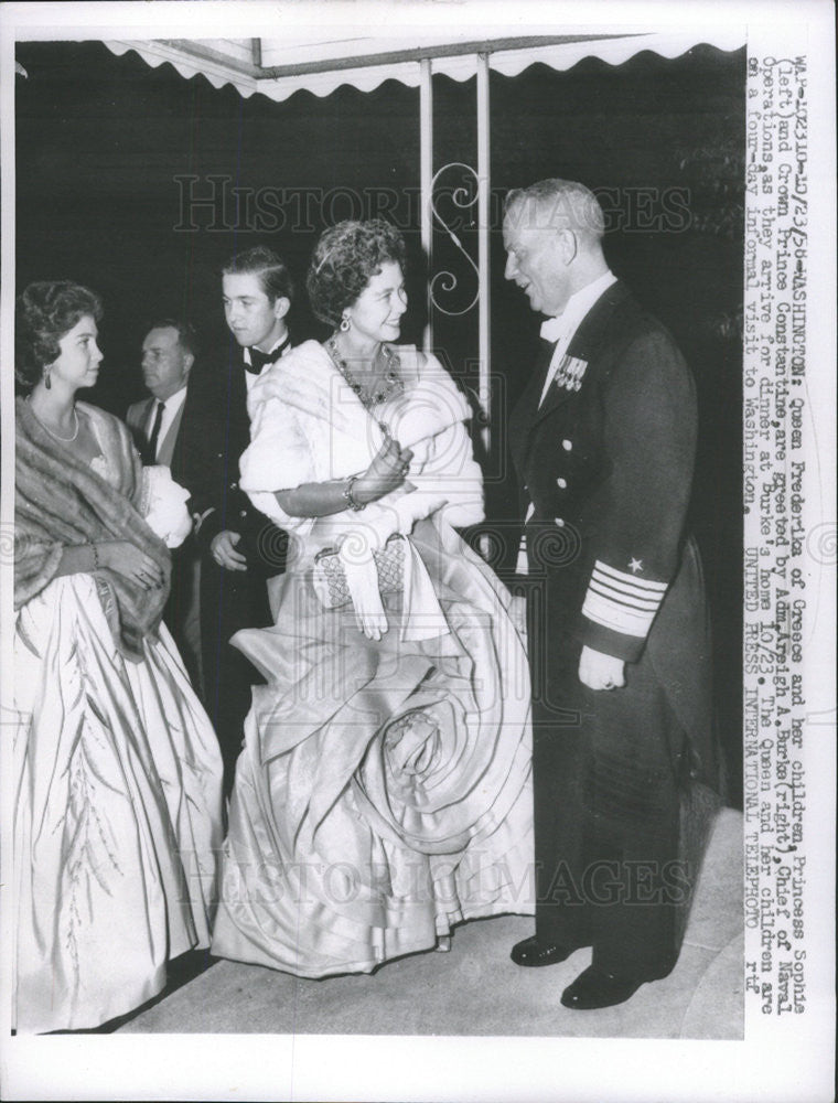 1958 Press Photo Frederick And Children Sophie Constantine Greeted By Burka - Historic Images