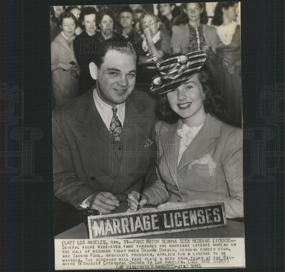 1941 Press Photo Fans Watch Durbin And Vaughn Paul Applied For License To Marry - Historic Images