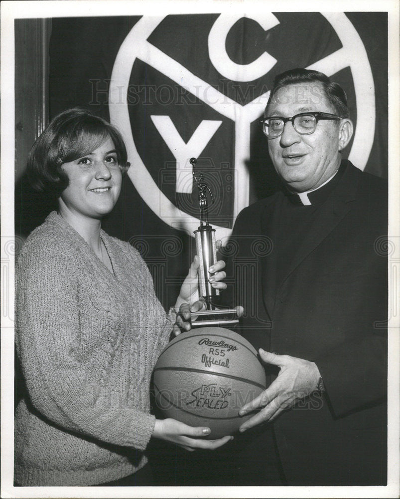 1969 Press Photo Rev. Raymond Pavis and Nan Schmidt with citywide trophy - Historic Images