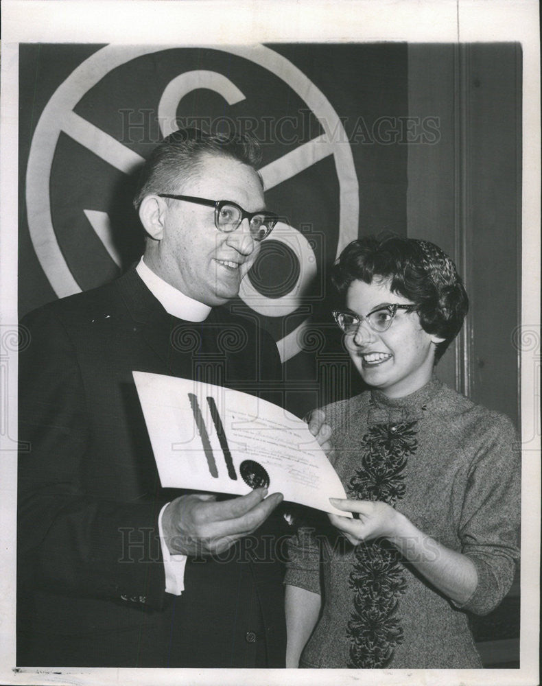 1961 Press Photo Father Raymond Pavis presents scholarship to Frances Rose Dalis - Historic Images