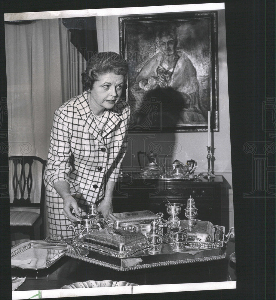 1967 Press Photo Mrs. Harold G. Laun sets table for &quot;The Bishop&#39;s Dinner.&quot; - Historic Images