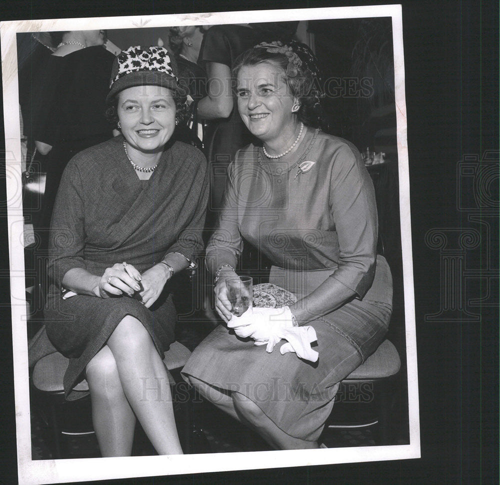 1961 Press Photo Mrs Harold Laun Mrs Matthew Hickey In Drake Hotel - Historic Images