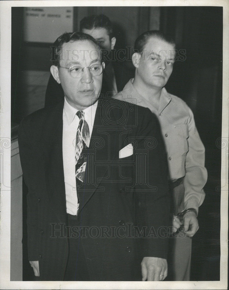 1950 Press Photo Robert Lauren led by deputy marshal to a hearing before US Comm - Historic Images