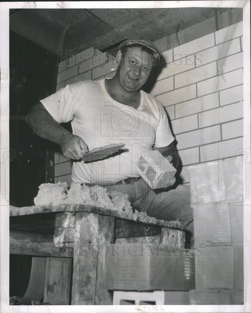 1962 Press Photo Walter Laughlin Rebel faction leader works at city filtration - Historic Images