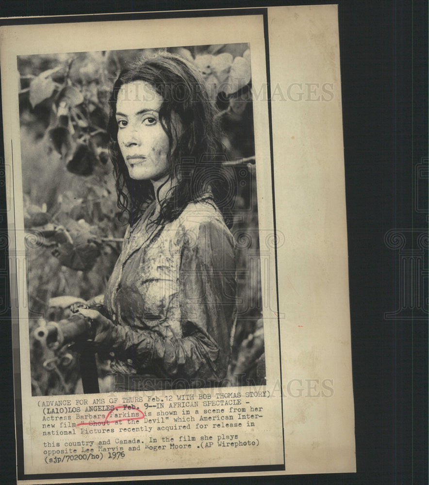 1976 Press Photo Barbara Perkins Actress Scene Shout At The Devil Film - Historic Images