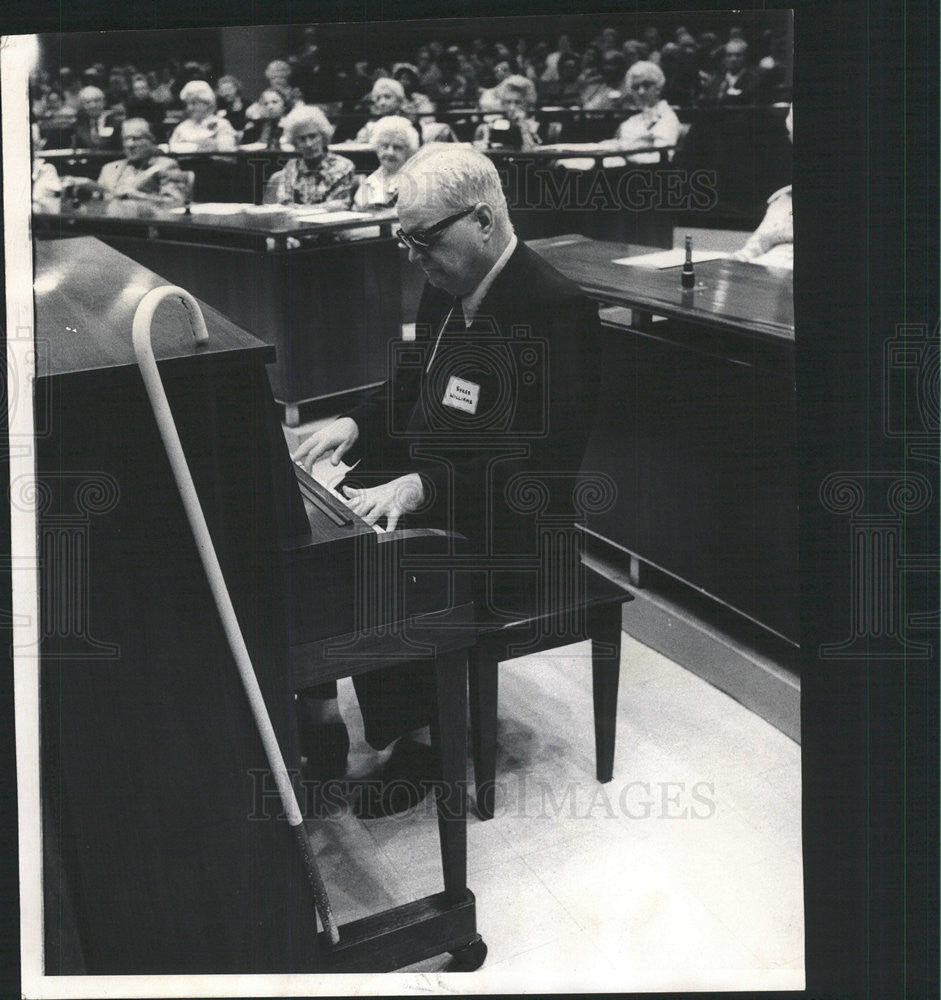 1974 Press Photo Skyes Williams Play Piano In Council Chamber For Senior Citizen - Historic Images