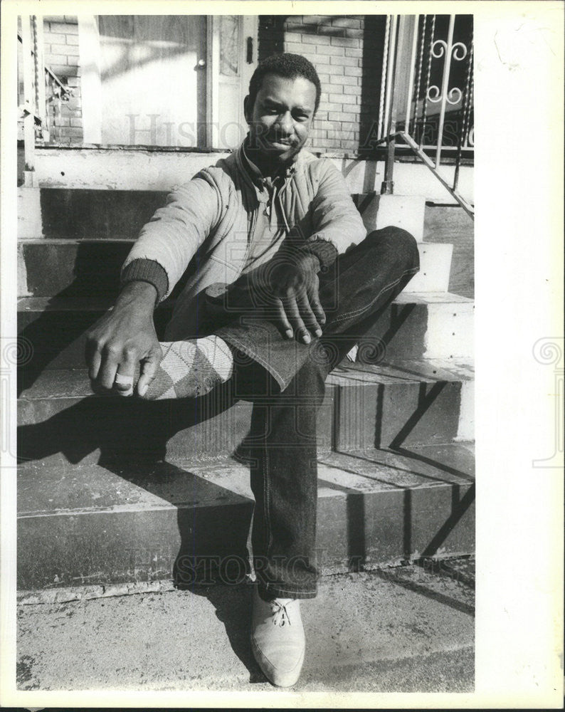 1984 Press Photo Steven Williams Walked 20 miles Resting Tired Foot - Historic Images