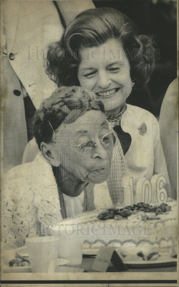 1975 Press Photo Mrs. Gerald Ford Pearl Williams 106 Birthday Pepperdine Univ. - Historic Images