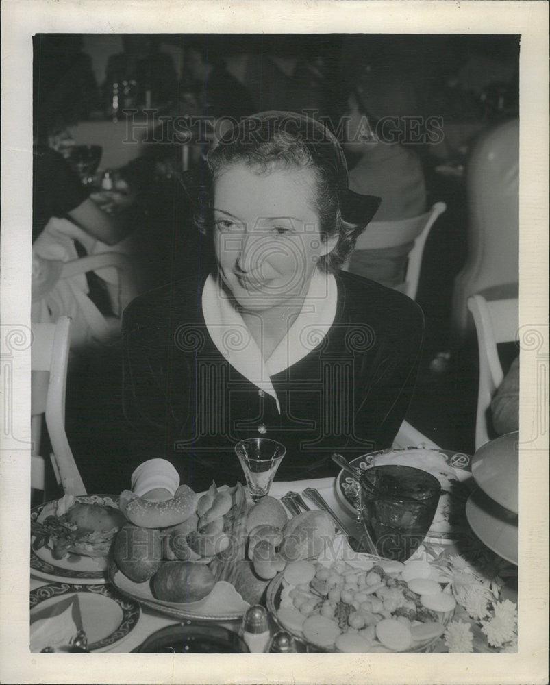 1950 Press Photo MRS. LLOYD WILLIAMS VELVET SUIT - Historic Images