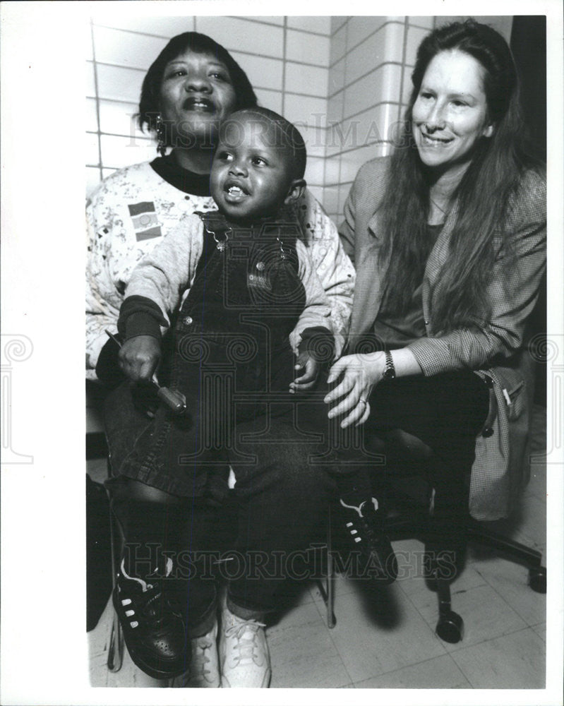 1992 Press Photo Jonathon Williams with his mother and Roberta Glick his doctor - Historic Images