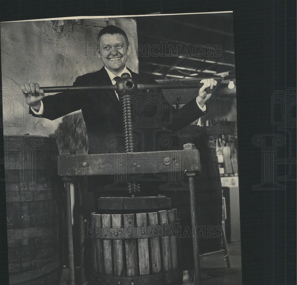 1970 Press Photo James Williams an Amateur Wine Maker - Historic Images