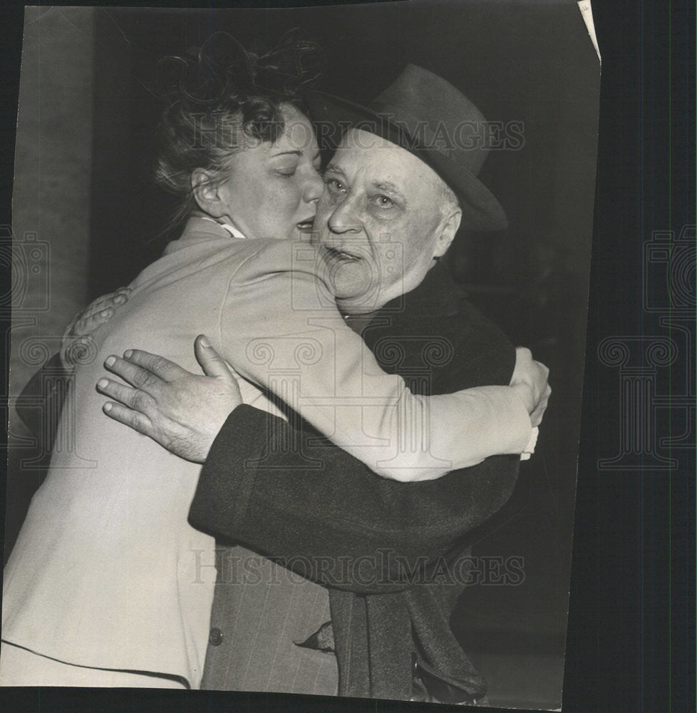 1943 Press Photo Mrs. John Williams Hugs Atty James Burke Acquittal of Husband - Historic Images