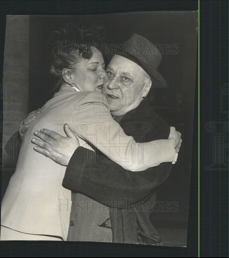 1943 Press Photo Mrs. John J. Williams &amp; Attorney James M. Burke After Acquittal - Historic Images