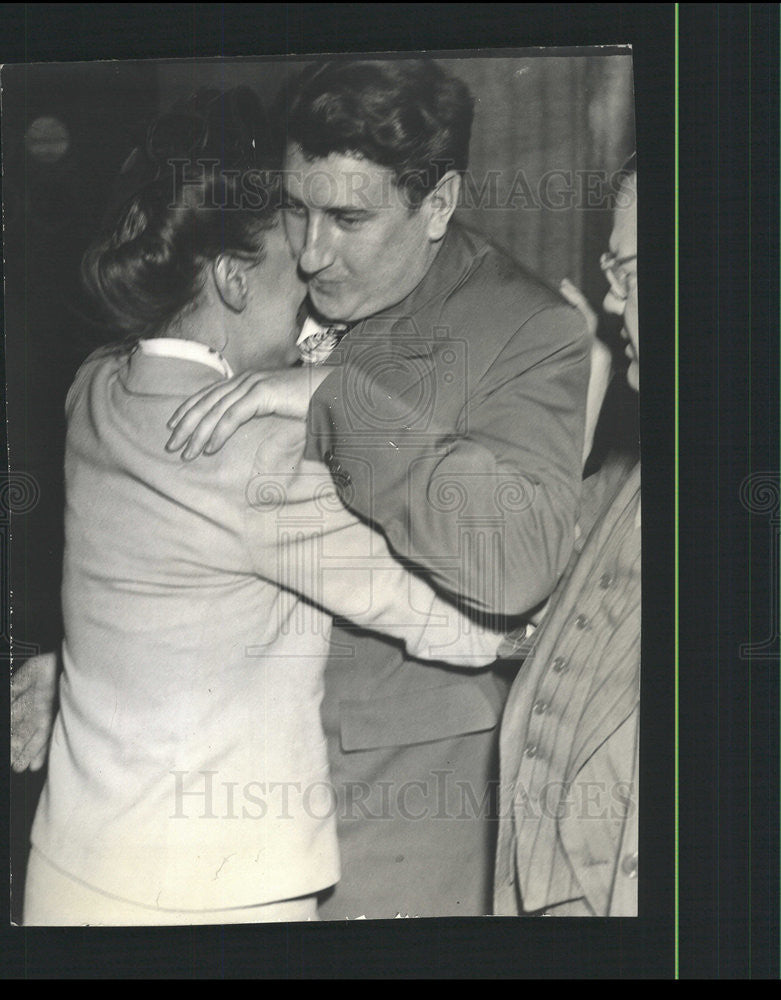 1943 Press Photo Mrs. Williams hugging husband in trial - Historic Images