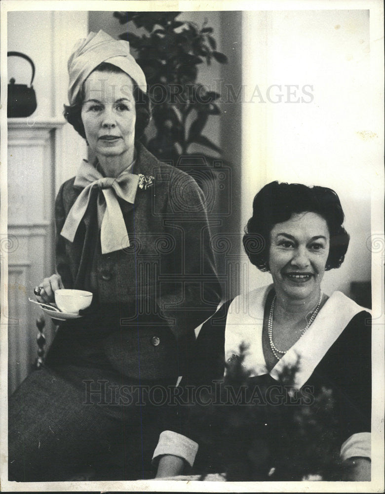 1964 Press Photo Mrs. Robert A Conger and Mrs Griffith Williams Tea time - Historic Images