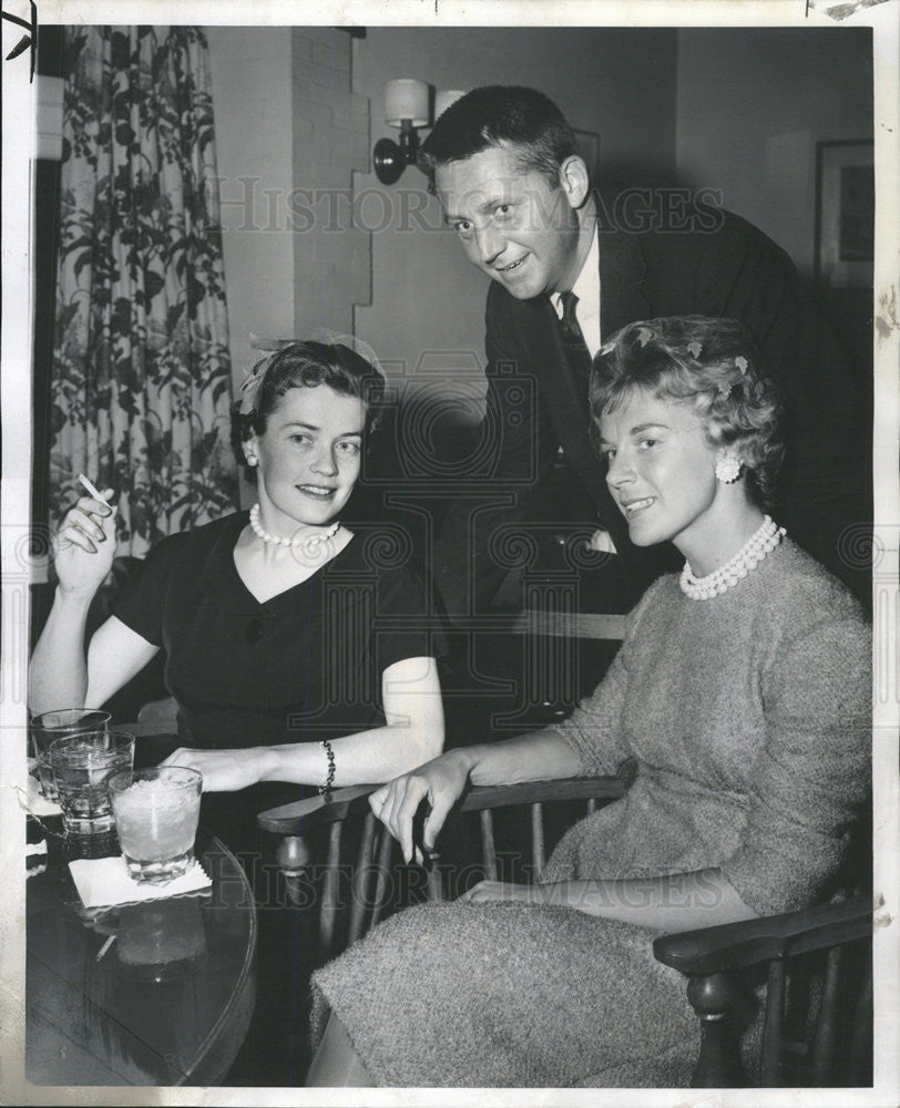 1959 Press Photo Mrs. E. William Newton joins Mr and Mrs Robert Lasater Jr. - Historic Images