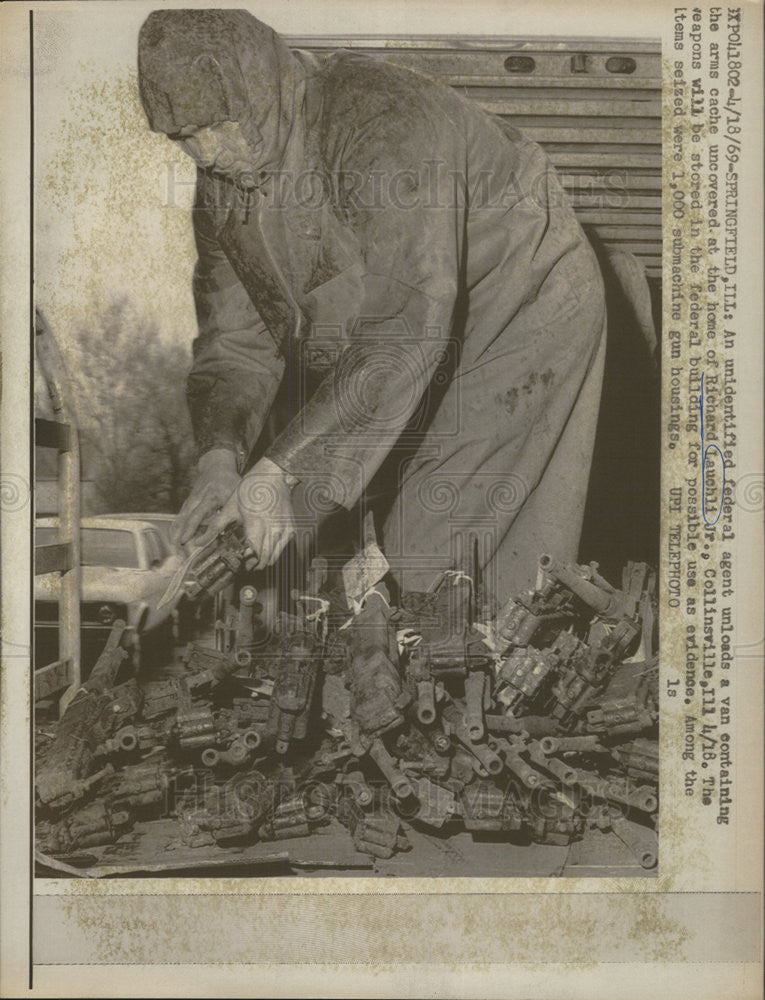 1969 Press Photo Federal Agent Unloads Van with FireArms found ad Richard Lachli - Historic Images