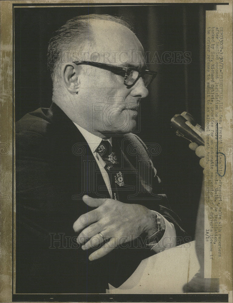 1971 Press Photo Senator Everett E. Laughlin Talks With Reporters - Historic Images