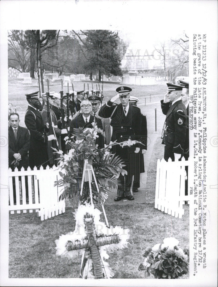 1963 Press Photo Ambassador Amelito Mutuc &amp; Robert Smith At Kennedy Grave - Historic Images