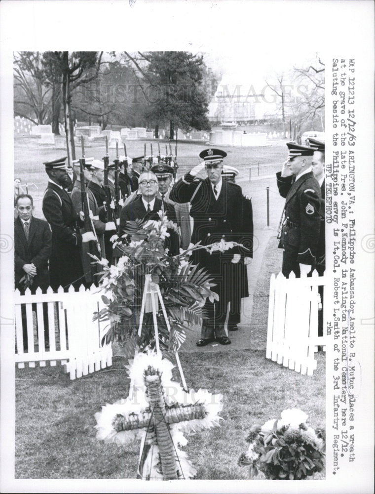 1963 Press Photo Ambassador Amelito Mutuc & Robert Smith At Kennedy Grave - Historic Images