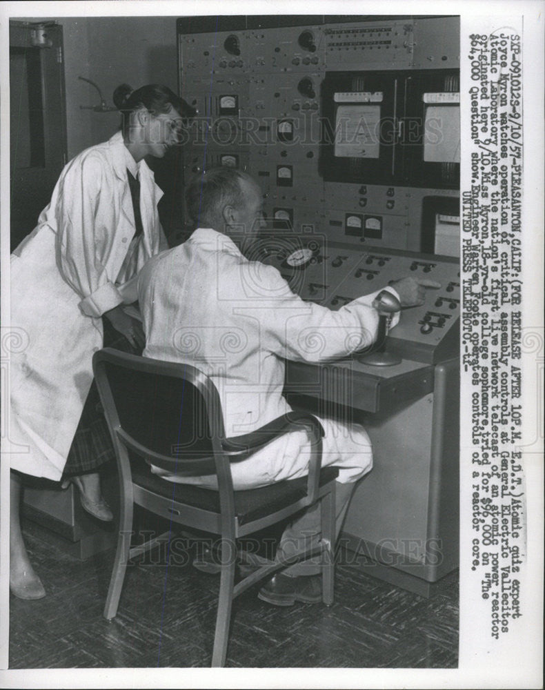 1957 Press Photo Atomic Quiz Expert Joyce Myron & Engineer Warren Foote - Historic Images