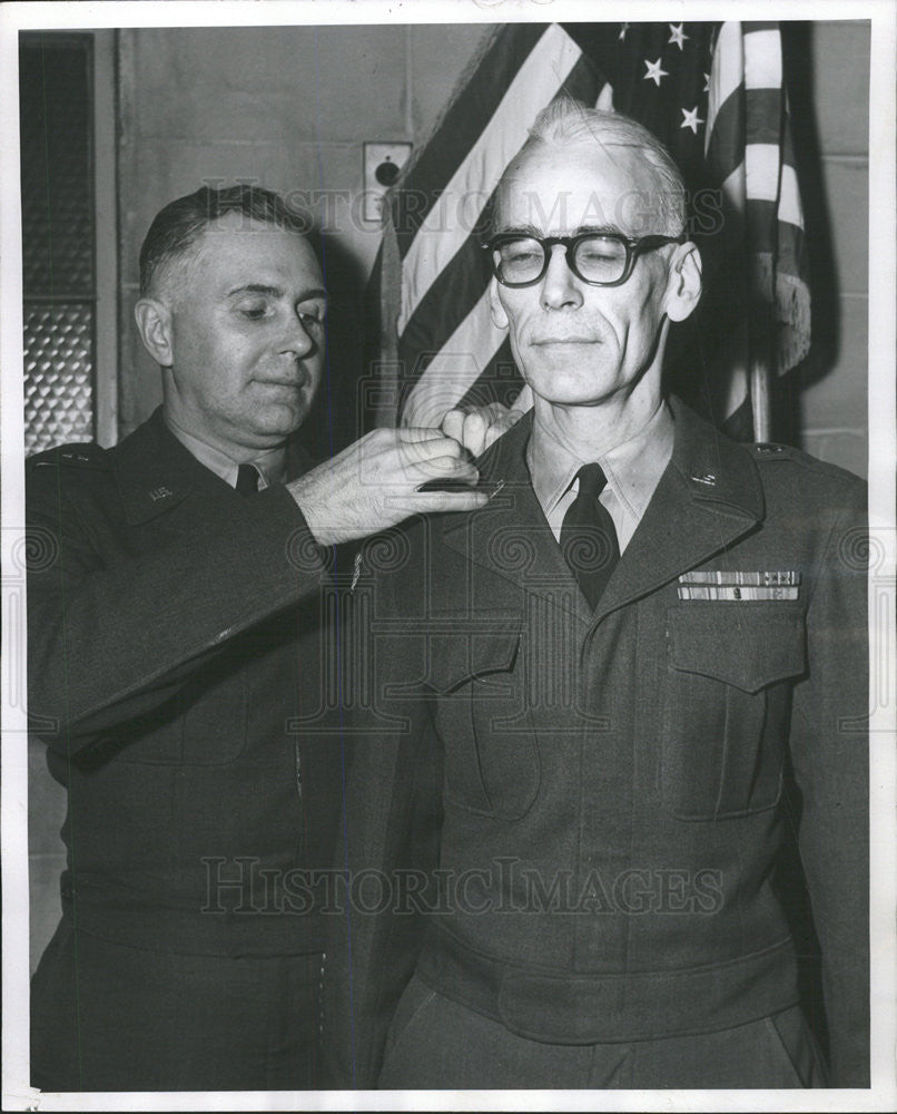 1955 Press Photo Brig. Gen. Andrew T. McAnsh Chief, shoulder of Don Parkhurat - Historic Images