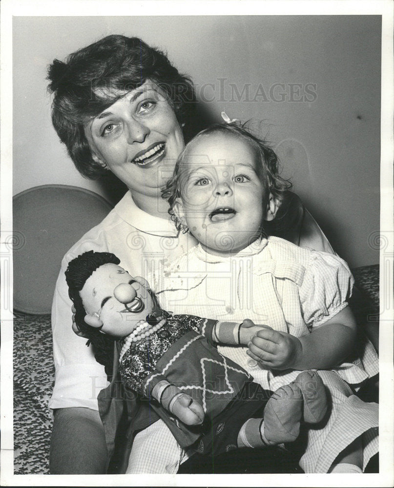 1964 Press Photo Mrs. Betty Ann Parkhurst &amp; Daughter Lindsay Ann Escaped Riots - Historic Images