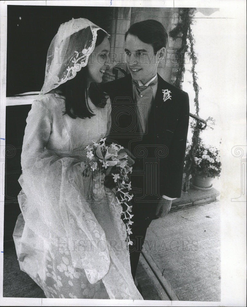 1970 Press Photo Anna Dickinson Richard Platt Leave Church After Midday Wedding - Historic Images
