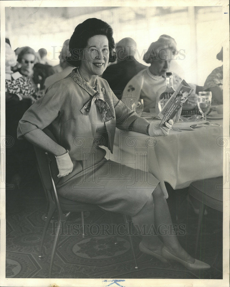 1965 Press Photo Mrs Max Pray Wears Perfect Costume For Day At Races - Historic Images