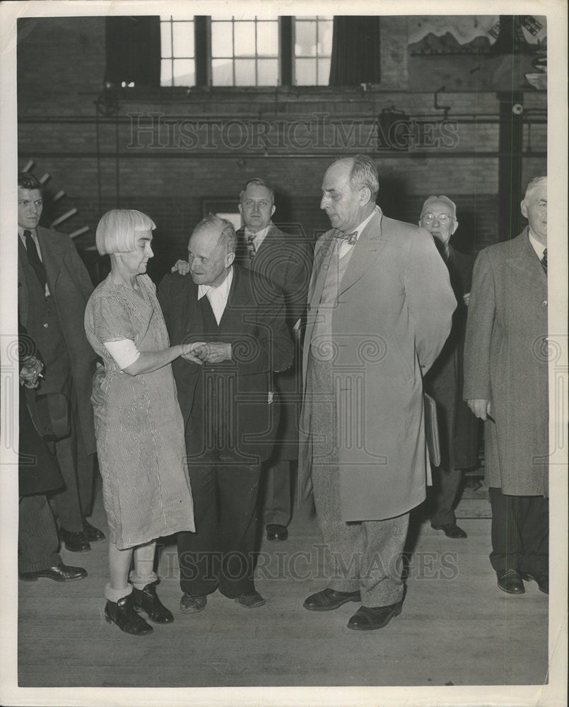 1947 Press Photo Couple Dance At Afternoon Dances And Looking On Representation - Historic Images