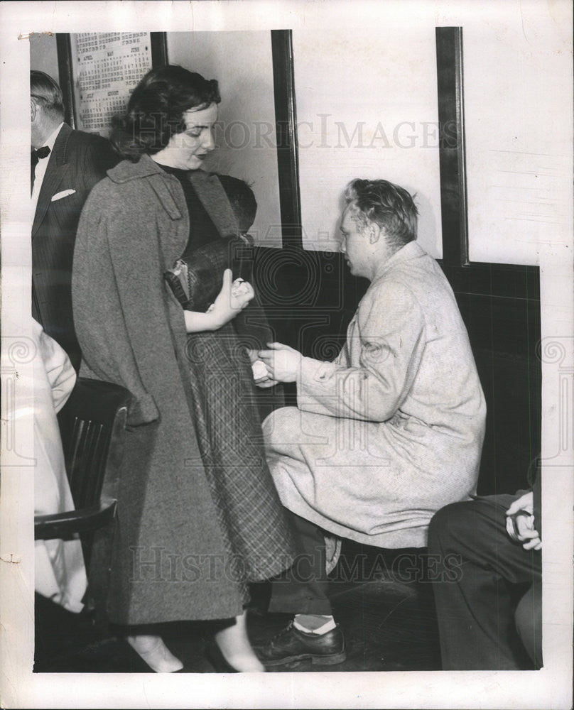 1966 Press Photo Richard Powers Wife Filomena Child Abuse County Morgue - Historic Images