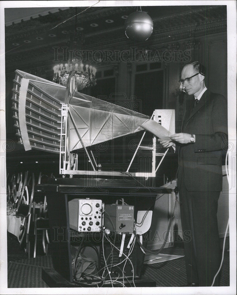 1960 Press Photo Dr John Pierce - Historic Images