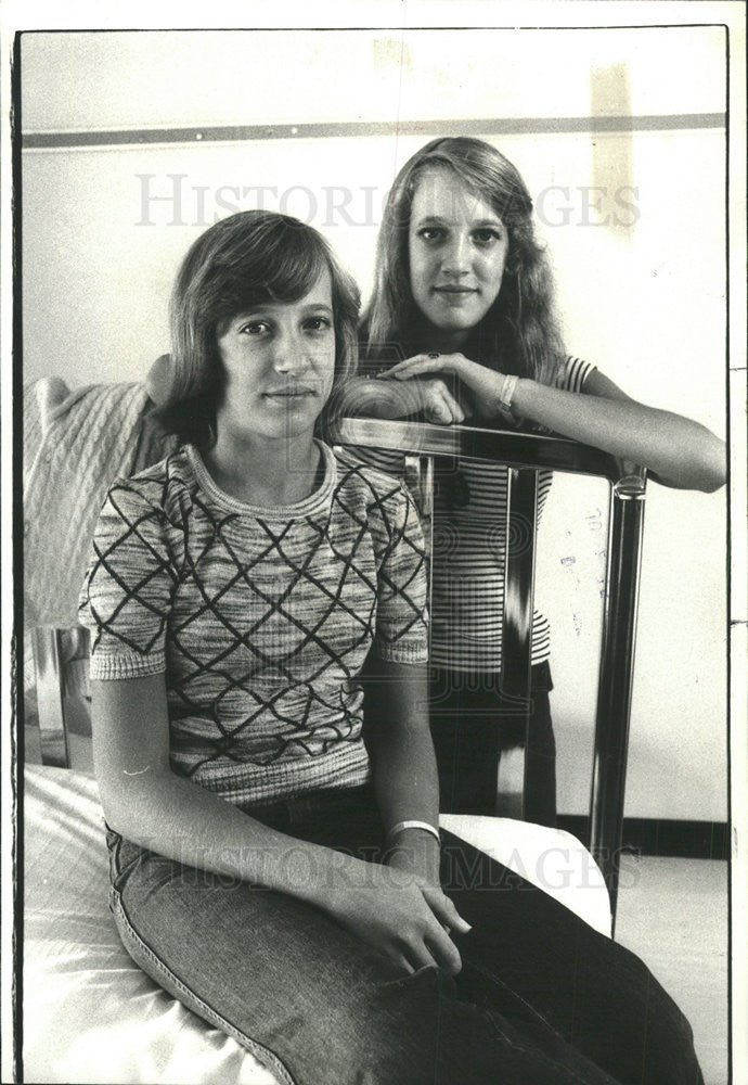 1977 Press Photo Twin sisters Carrie and Julie Pieritz before kidney transplant - Historic Images