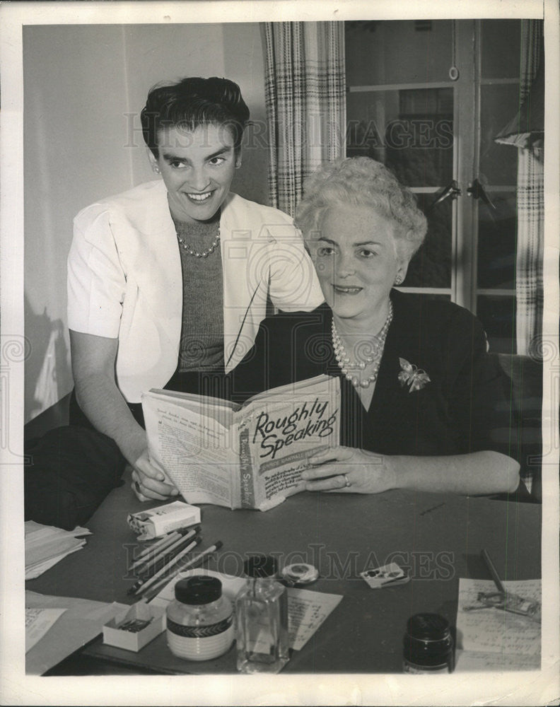 1944 Press Photo Mrs Louise Randall Pierson,author with daughter - Historic Images