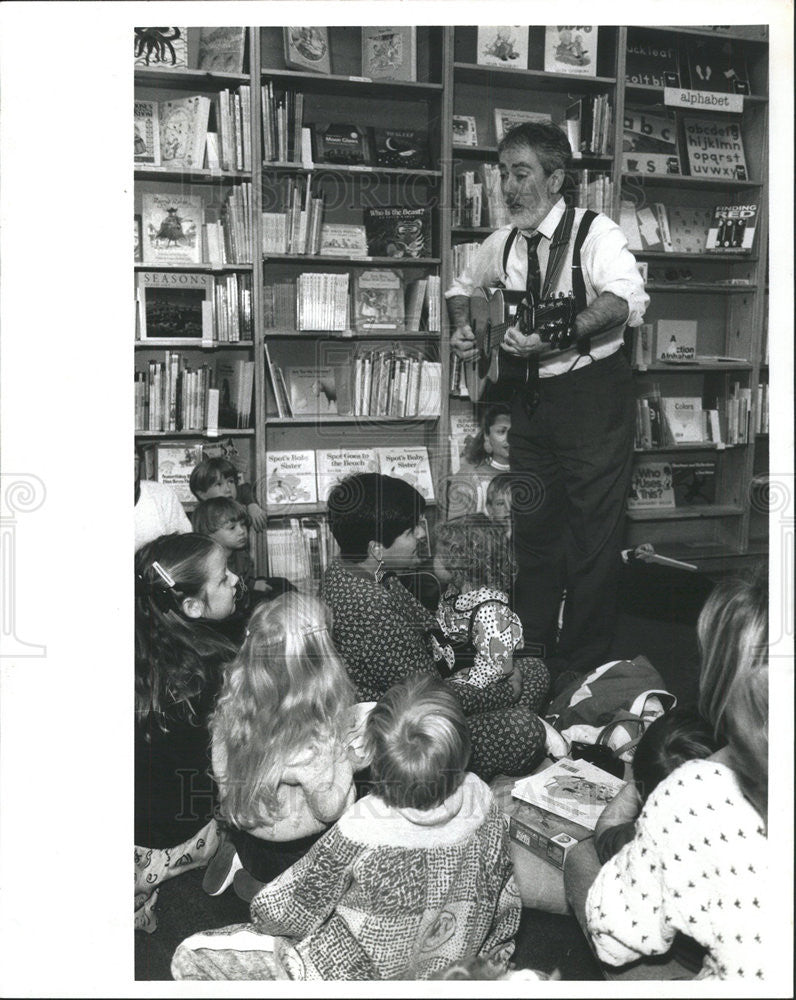 1990 Press Photo Jack Prelutsky entertains kids at the Children&#39;s Bookstore - Historic Images