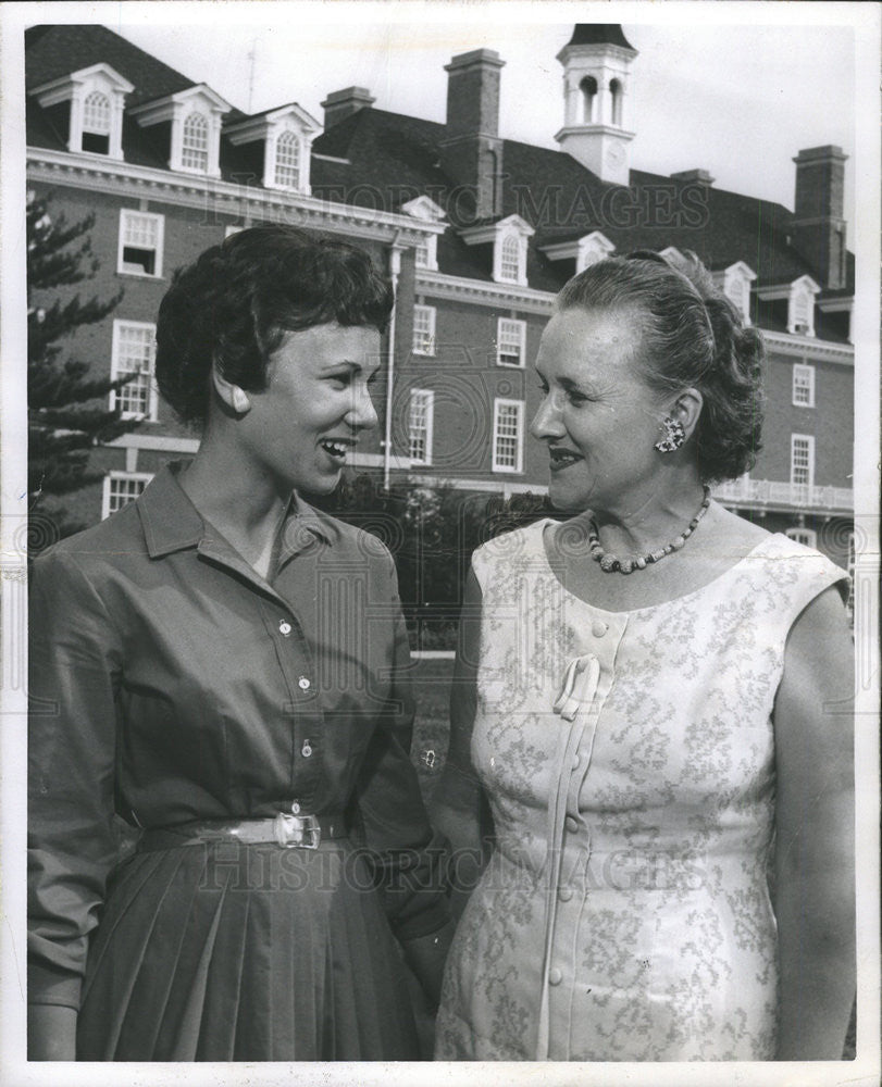 1959 Press Photo Ettabelle Schwartz Irene Pierson Illinois Union Student - Historic Images