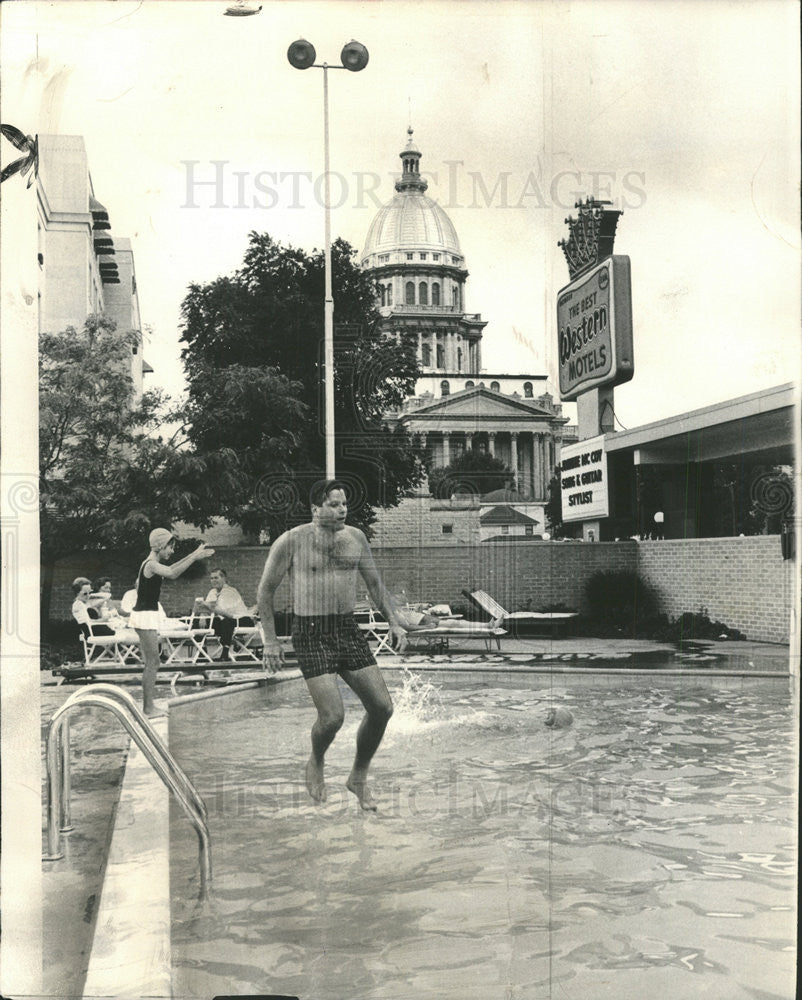 1965 Press Photo Rep. Daniel Pierce cooling off after a hot session in the House - Historic Images