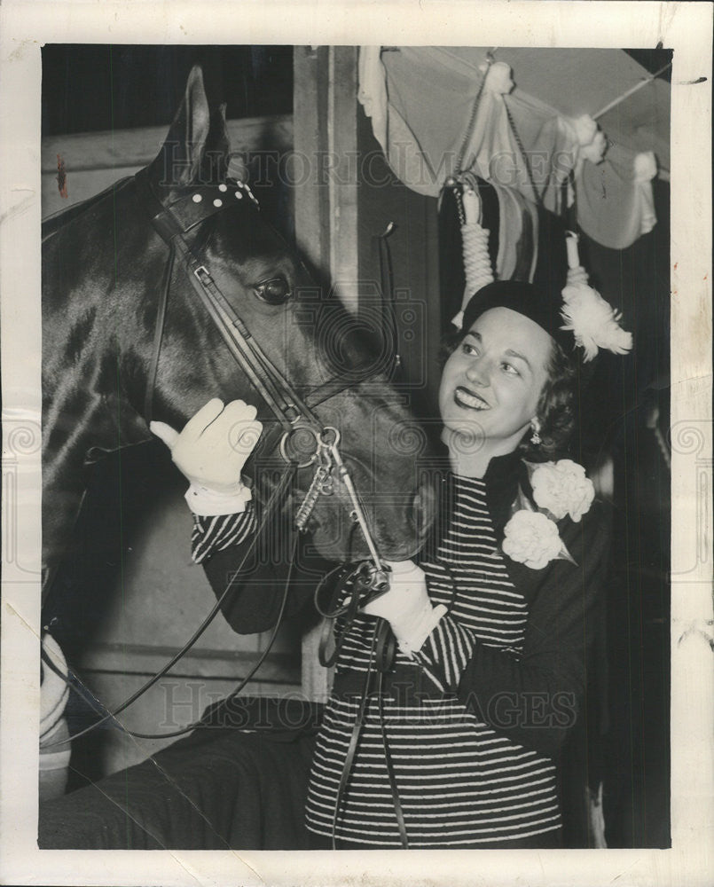 1951 Press Photo MRS. FERNE PIERCE WINNER HORSE - Historic Images