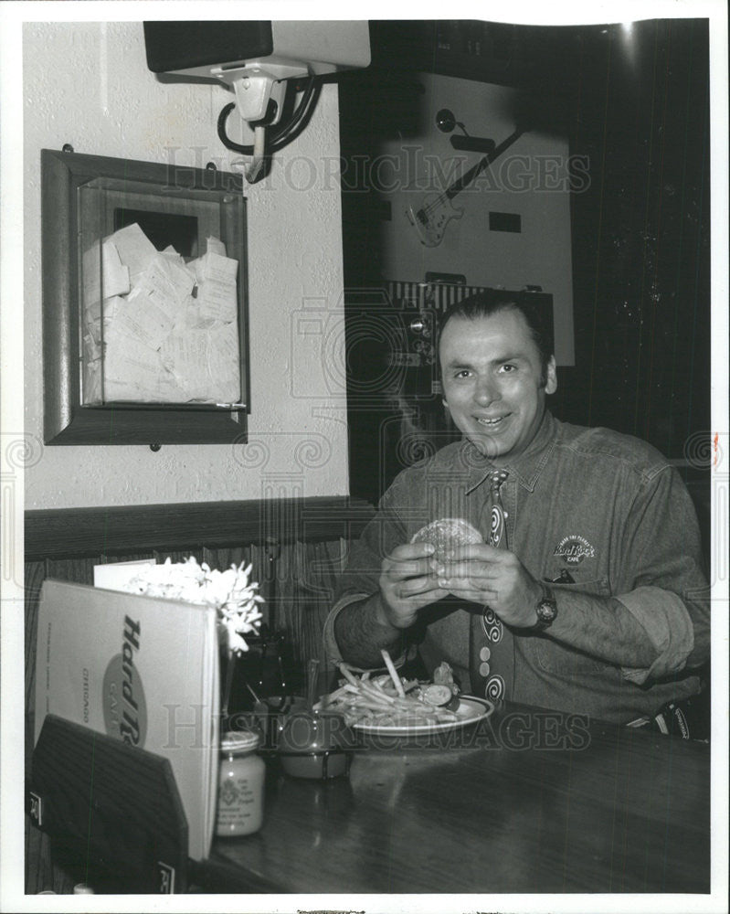 1994 Press Photo Judson H Pitt in  the Hard Rock Cafe,Chicago - Historic Images