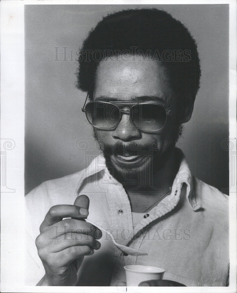 1977 Press Photo Leon Pitt,taste test of yogurt - Historic Images