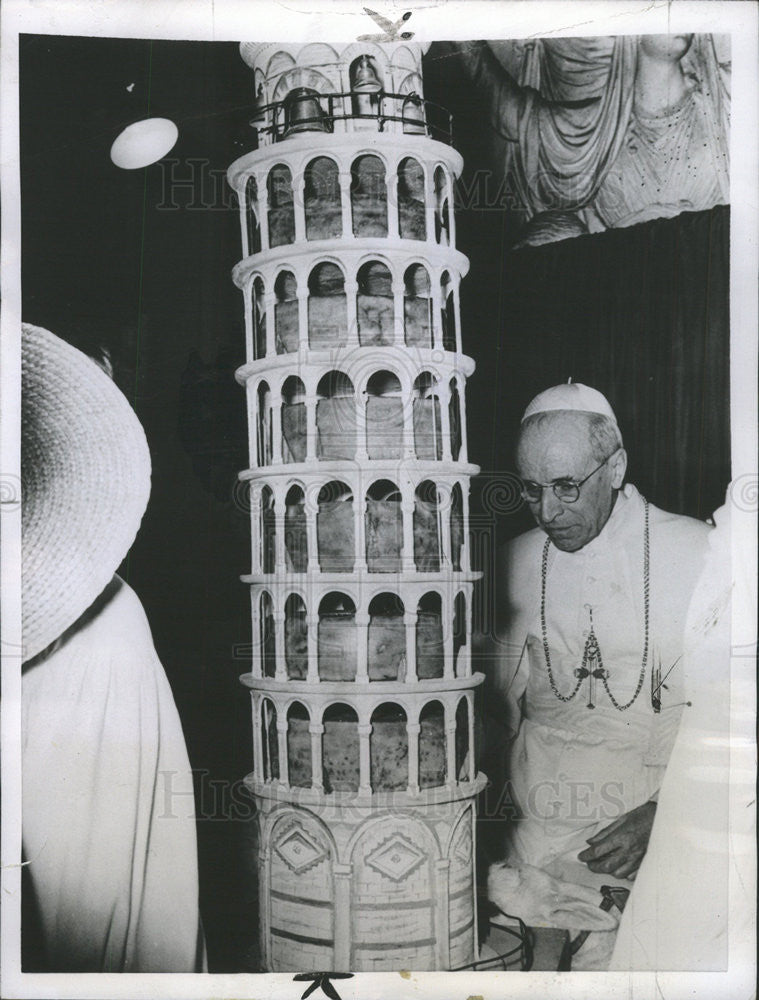 1955 Press Photo Pope Pius XII with replica of Leaning Tower Pisa - Historic Images