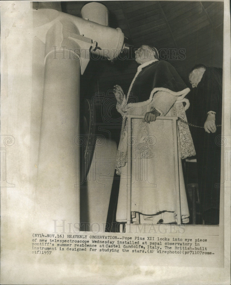 1957 Press Photo Pope Pius XII and new telespectroscope - Historic Images