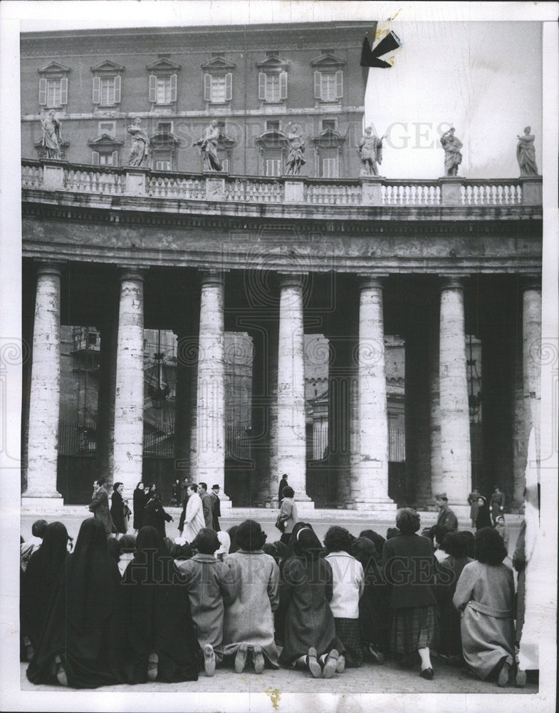 1954 Press Photo A crowd prays for Pope Pius XII - Historic Images