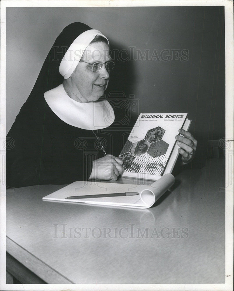 1968 Press Photo Sister M. Pius,author - Historic Images