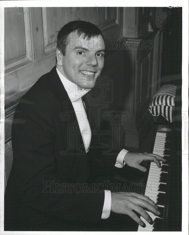 1966 Press Photo Michael Pizzuto piano Prince Wales Room Ambassador East Hotel - Historic Images