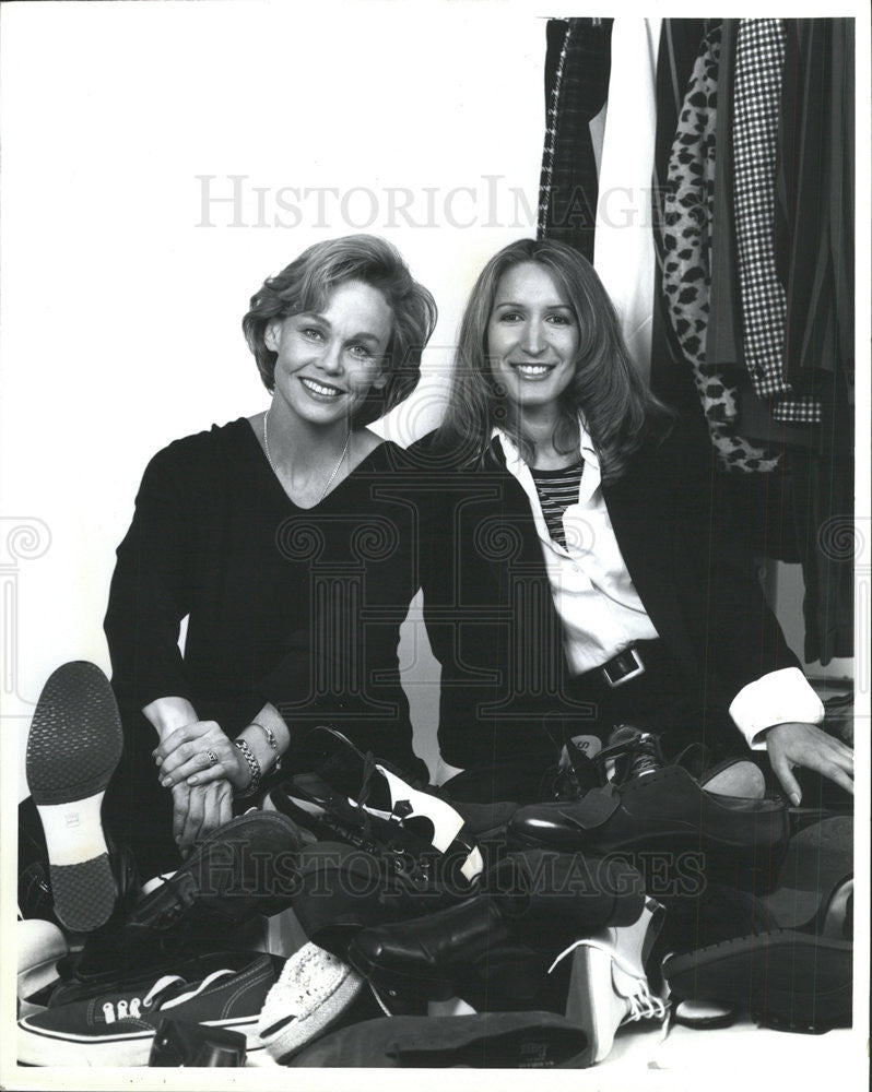 1995 Press Photo Fashion stylist Cindy Piccoli conduct free hosiery clinics - Historic Images